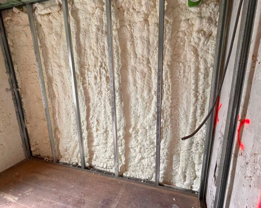 Isolation des murs d’une maison rénovée à Plombières