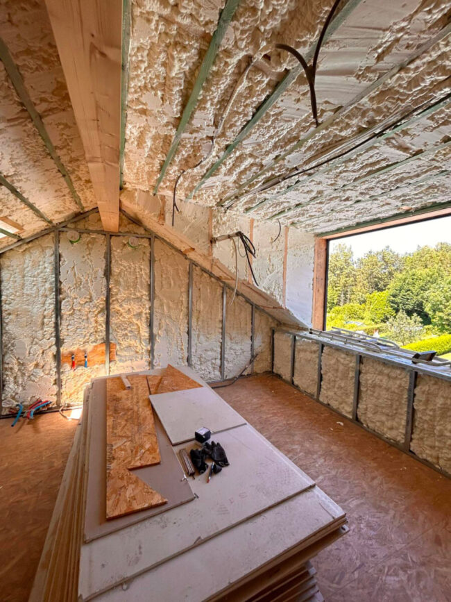 Isolation des murs et de la toiture d’une maison rénovée à Plombières