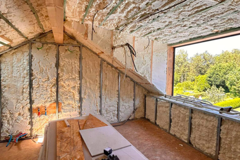 Isolation des murs et de la toiture d’une maison rénovée à Plombières