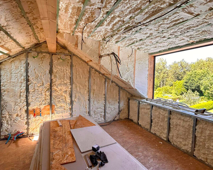 Isolation des murs et de la toiture d’une maison rénovée à Plombières