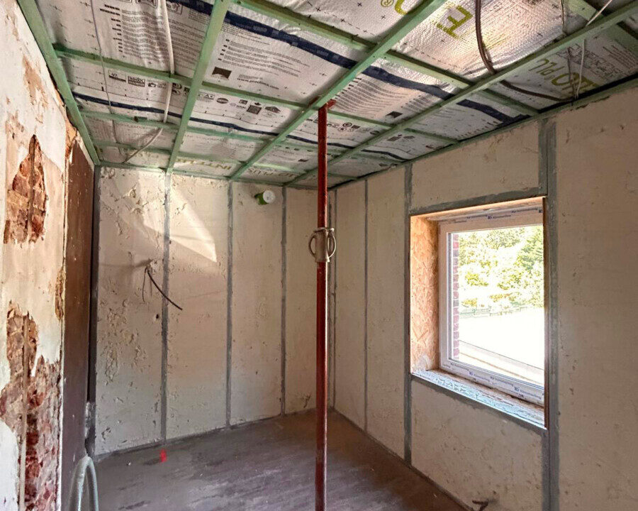 Isolation des murs et de la toiture d’une maison rénovée à Plombières