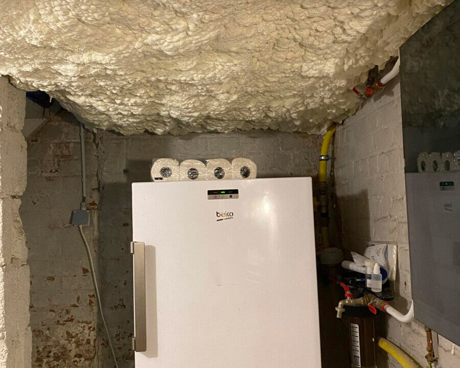 Isolation du plafond d'une cave à Gembloux