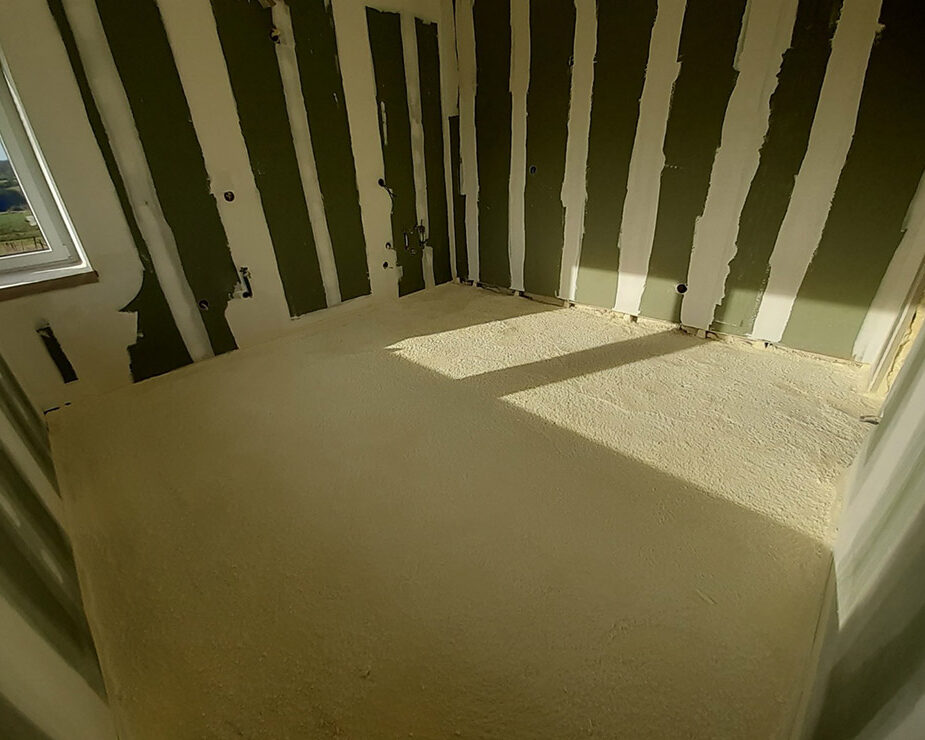 Isolation du sol d'une chambre dans une maison à Couvin