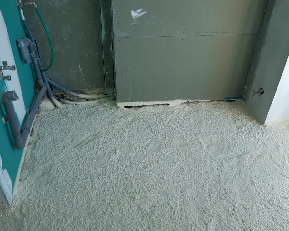 Projection de mousse polyuréthane au sol