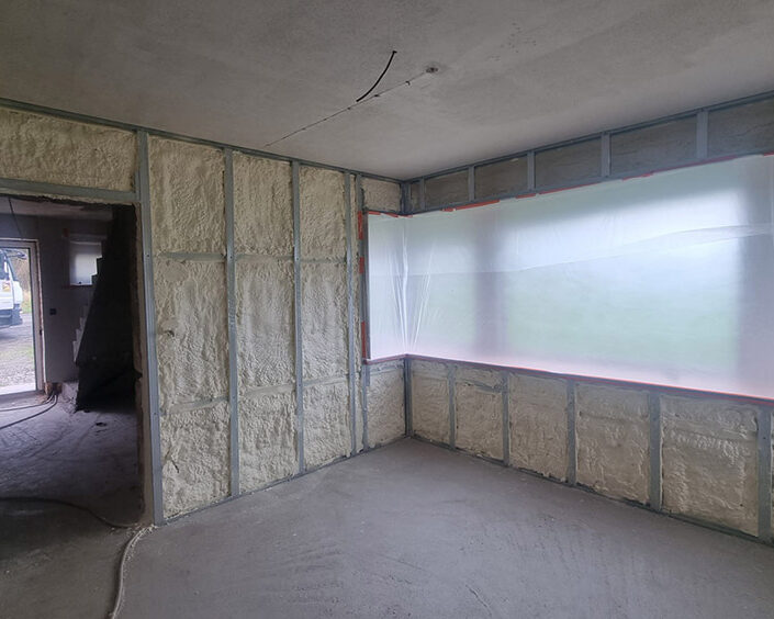 Mousse polyuréthane projetée sur les murs intérieurs d'une habitation