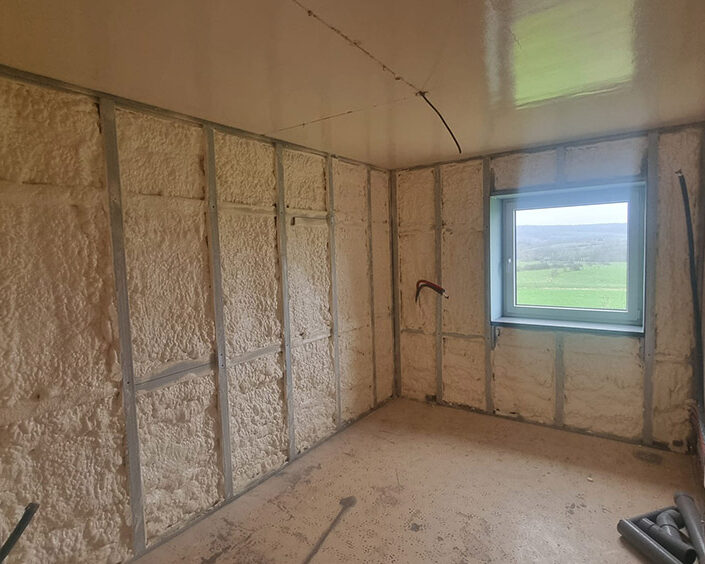 Mousse polyuréthane projetée pour isoler les murs