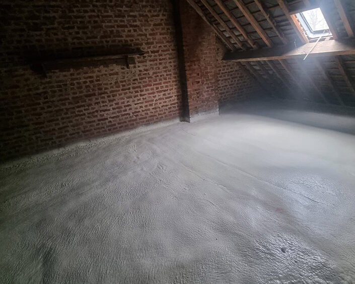 isolation projetée au sol d'un grenier