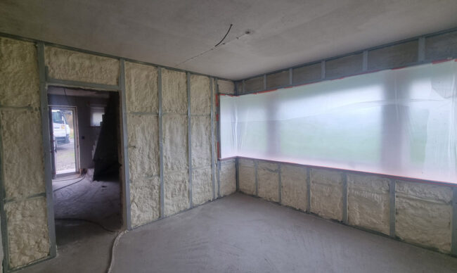 Mousse polyuréthane projetée sur les murs intérieurs d'une habitation