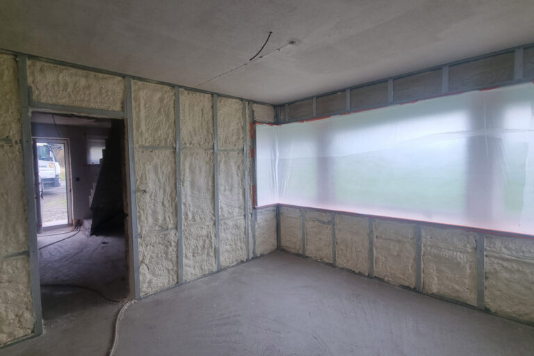 Mousse polyuréthane projetée sur les murs intérieurs d'une habitation