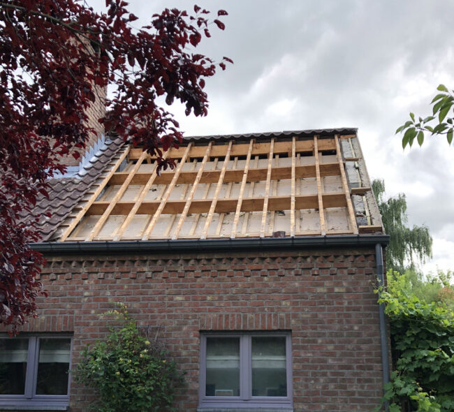 Toiture ouverte qui n'est pas encore isolée