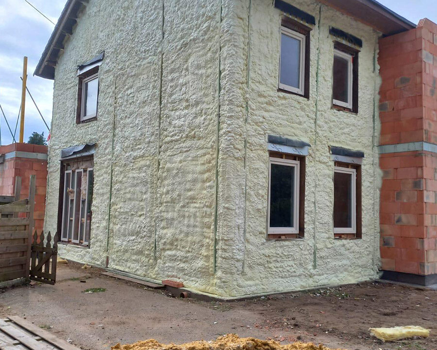 Façade de maison isolée par mousse projetée