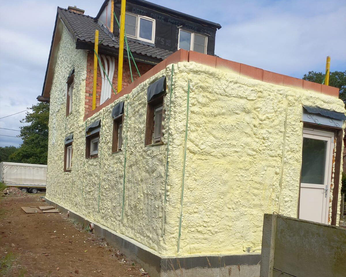Isolation d'une annexe et d'une maison par mousse polyuréthane projetée