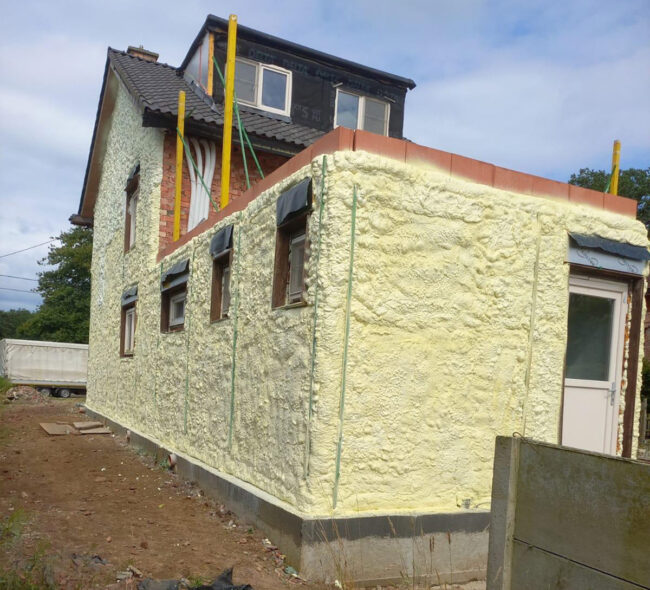 Isolation d'une annexe et d'une maison par mousse polyuréthane projetée