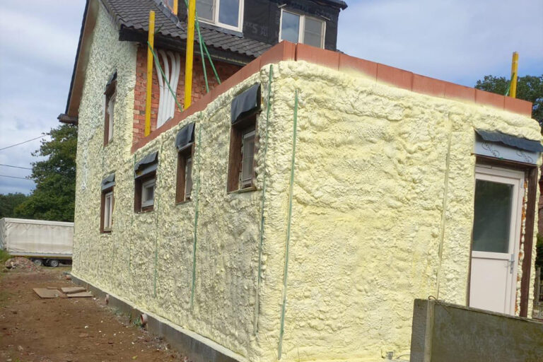 Isolation d'une annexe et d'une maison par mousse polyuréthane projetée