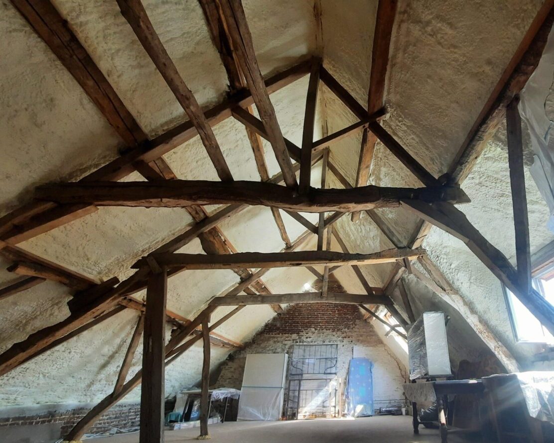 Toit d'une grange isolé avec de la mousse polyuréthane projetée à Affligem, renforçant l'efficacité énergétique de la structure.