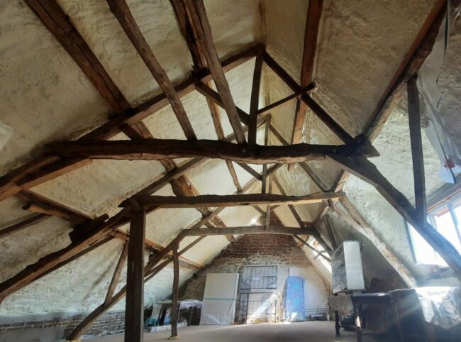 Toit d'une grange isolé avec de la mousse polyuréthane projetée à Affligem, renforçant l'efficacité énergétique de la structure.