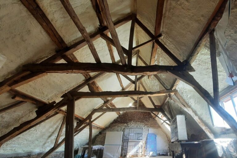 Toit d'une grange isolé avec de la mousse polyuréthane projetée à Affligem, renforçant l'efficacité énergétique de la structure.