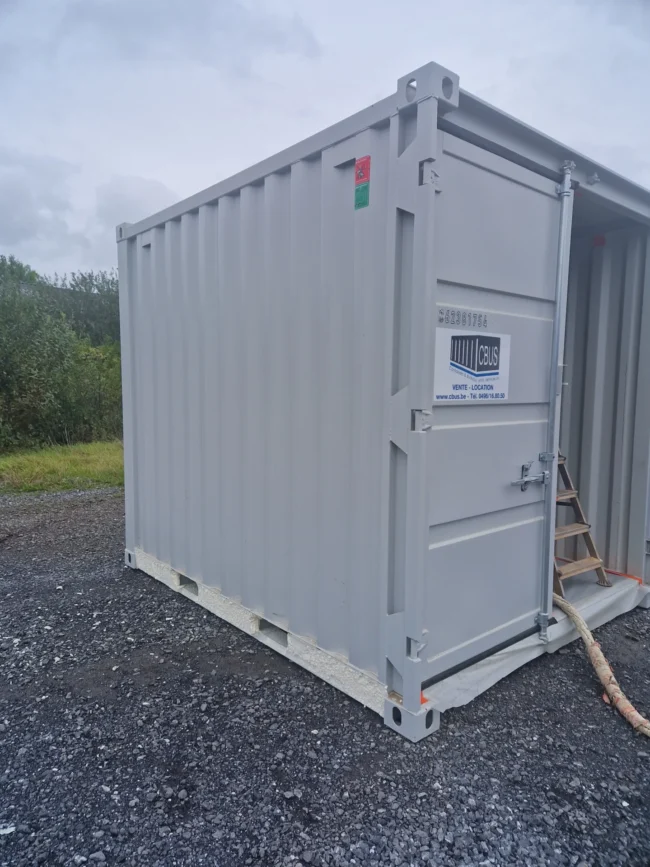 Container maritime isolé par ISEO Projection à Gembloux, destiné au stockage de produits agricoles avec une isolation thermique optimale.