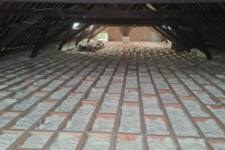 Plancher de grenier isolé à Destelbergen, avec de la mousse ICYNENE LITE+ appliquée entre les poutres en bois pour une isolation thermique et acoustique optimale.