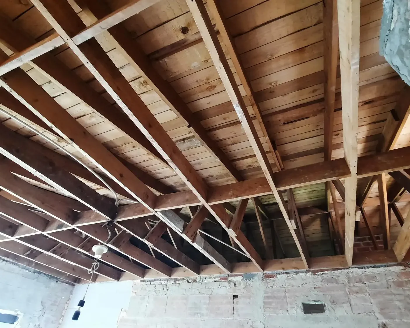 Charpente en bois visible avant l'application de l'isolation intérieure avec mousse ICYNENE LITE+ dans une maison en rénovation à Herent.