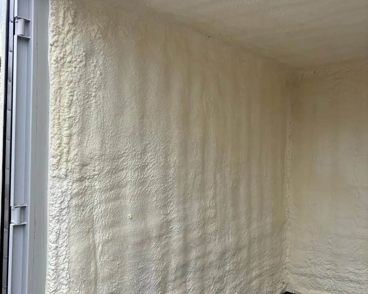 Vue intérieure d’un container maritime isolé avec de la mousse à cellules fermées HFO, mettant en évidence l'isolation des murs et du plafond à Gembloux.
