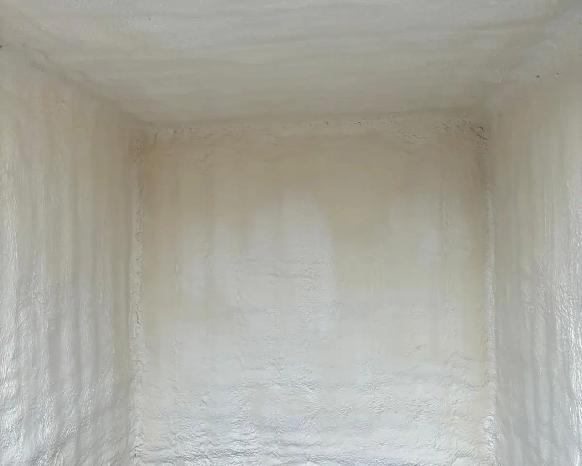 Container maritime isolé avec de la mousse à cellules fermées HFO, offrant une protection thermique optimale pour le stockage de produits agricoles à Gembloux.