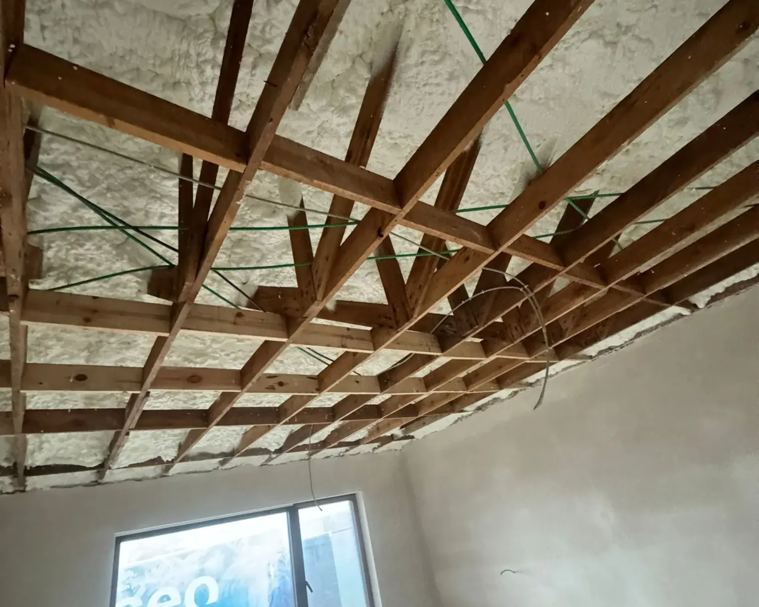 Isolation thermique d'un plafond en rénovation à Herent, réalisée avec de la mousse à cellules ouvertes ICYNENE LITE+ pour une couverture homogène et performante.