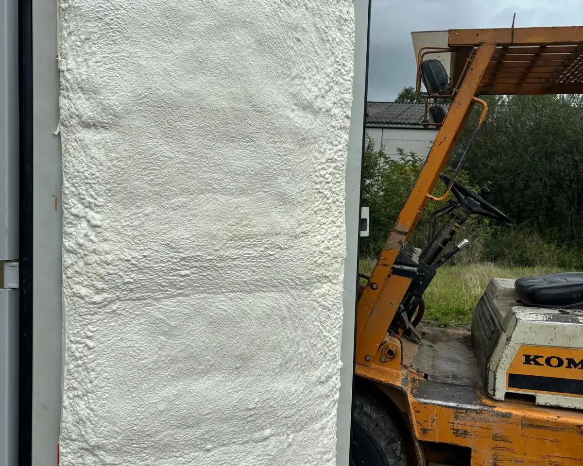Isolation intérieure de la porte d’un container maritime avec de la mousse à cellules fermées HFO, assurant une protection thermique optimale à Gembloux.