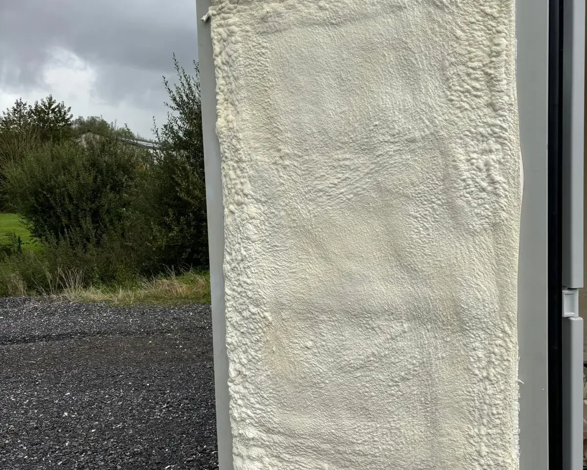 Isolation intérieure de la porte d’un container maritime avec de la mousse à cellules fermées HFO, assurant une protection thermique optimale à Gembloux.