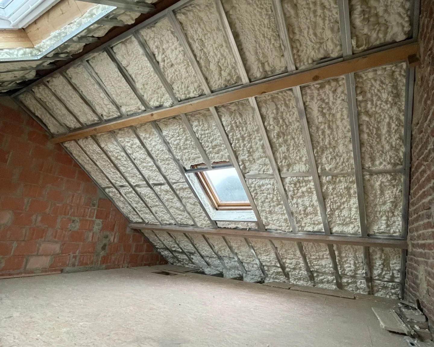 Toiture isolée avec de la mousse à cellules ouvertes, illustrant le résultat des travaux d'isolation thermique réalisés à Tilly.