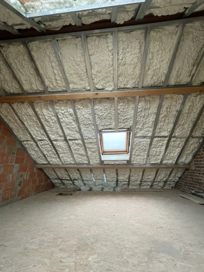 Toiture entièrement isolée avec de la mousse à cellules ouvertes, offrant une couverture homogène et une gestion optimale de l'humidité à Tilly.