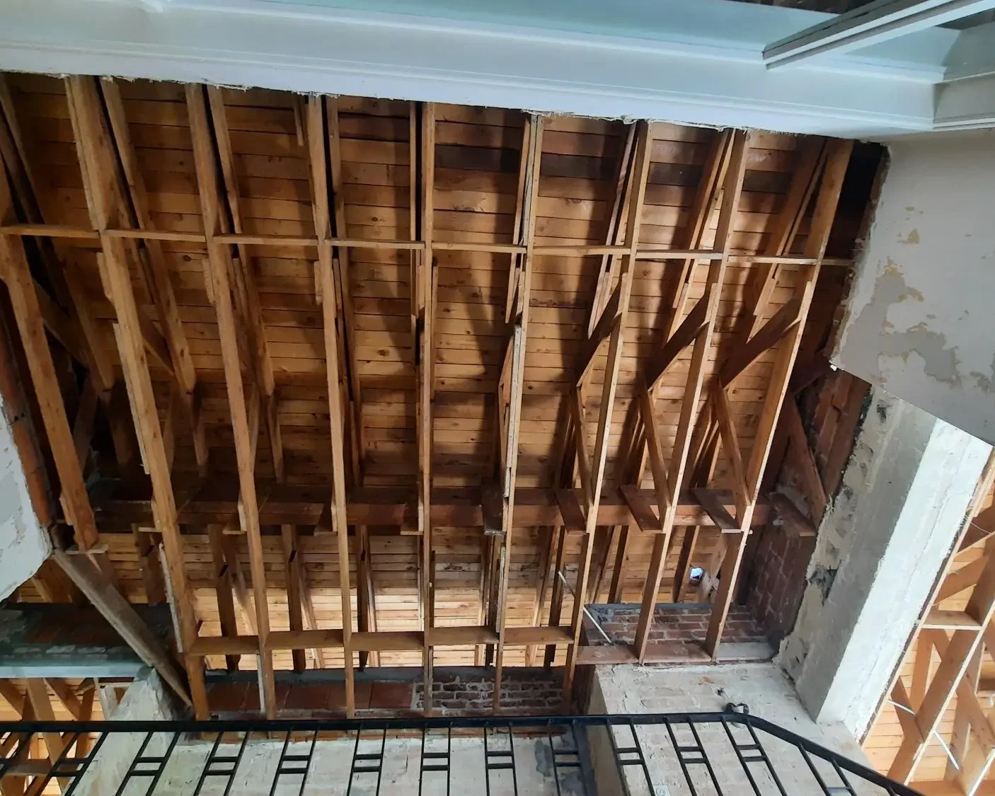 Charpente en bois d'une maison à Herent, mise à nu avant les travaux d'isolation intérieure avec de la mousse ICYNENE LITE+.