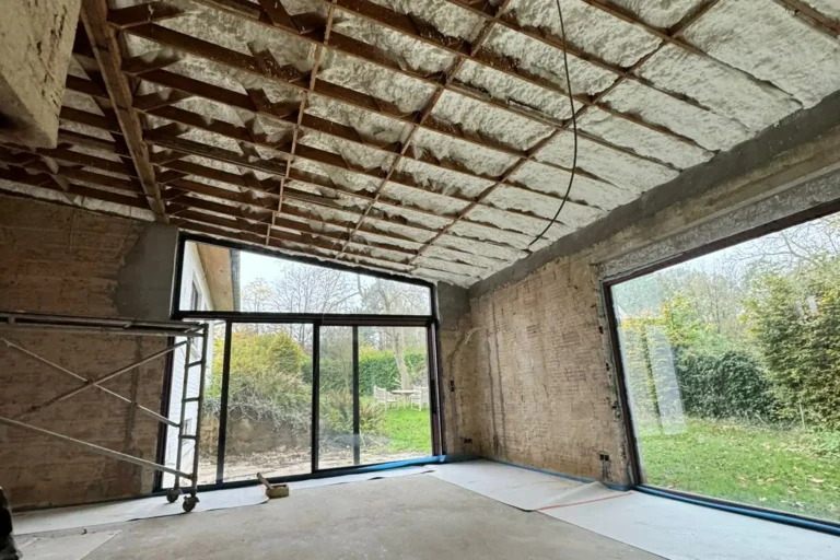 Travaux d'isolation intérieure du toit d'une maison à Herent, réalisés avec de la mousse à cellules ouvertes ICYNENE LITE+ pour une performance thermique et une étanchéité à l'air optimales.