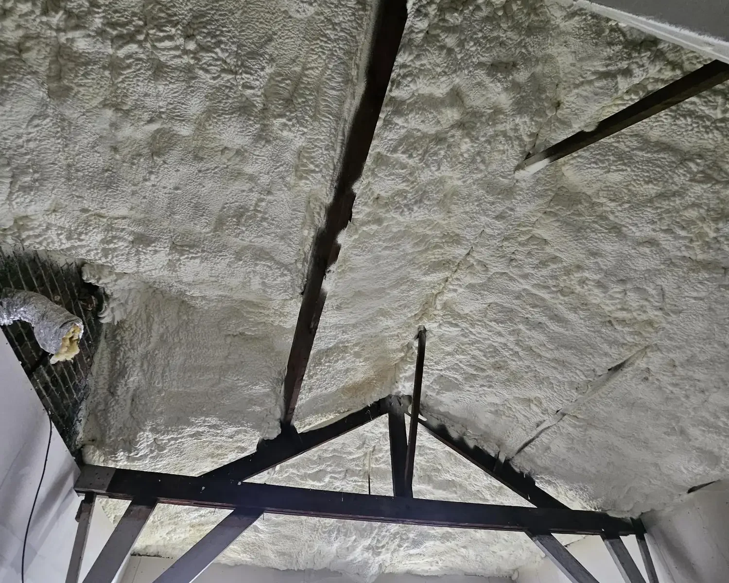Isolation de la toiture d'une maison de maître à Boussu avec 18 cm de mousse H2O projetée, garantissant des performances thermiques optimales et respectant l'architecture historique.