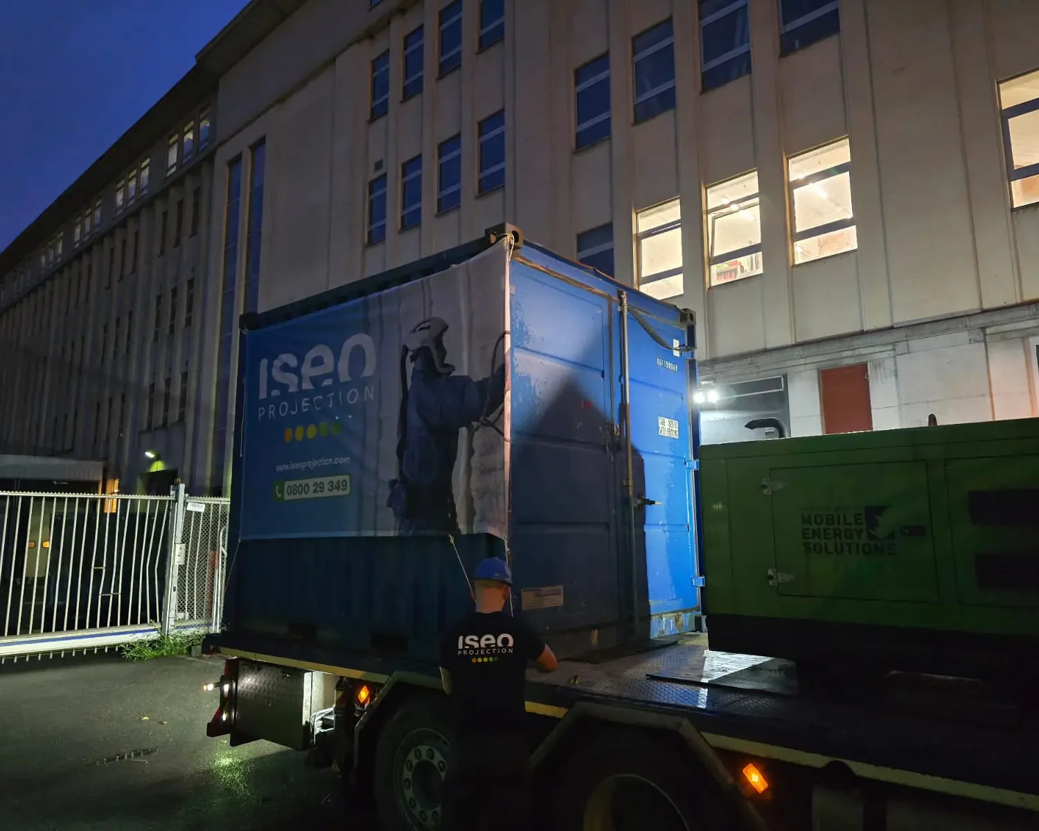 Déchargement de l’unité de projection ISEO dans un conteneur pour le chantier d’isolation de la toiture à Forest, en raison des contraintes d’accès au bâtiment.