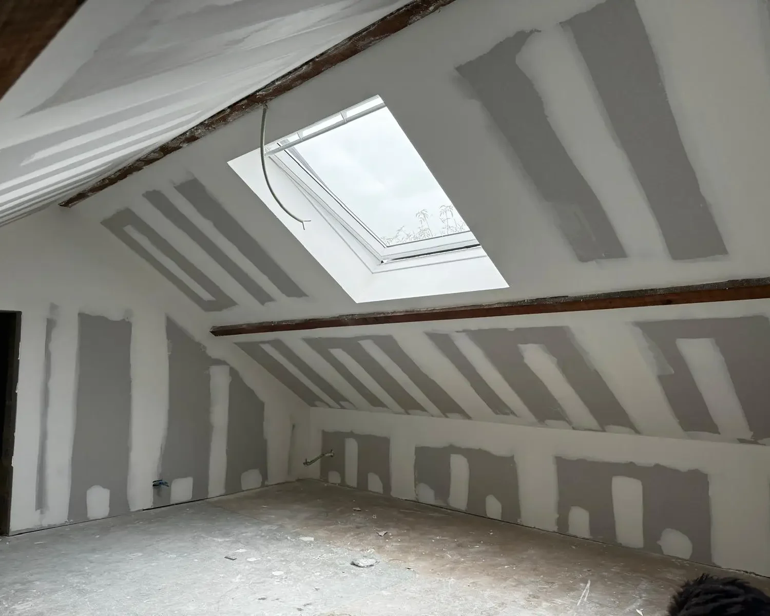 Travaux de parachèvement dans une habitation rénovée à Seilles avec isolation de toiture réalisée par projection de mousse ICYNENE Lite+.
