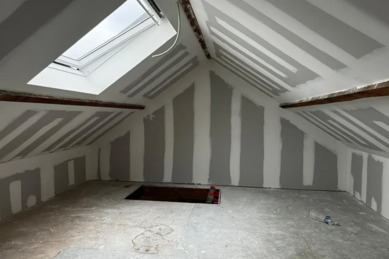 Isolation de toiture et travaux de parachèvement dans une habitation à Seilles avec projection de mousse ICYNENE Lite+ pour une rénovation énergétique complète.
