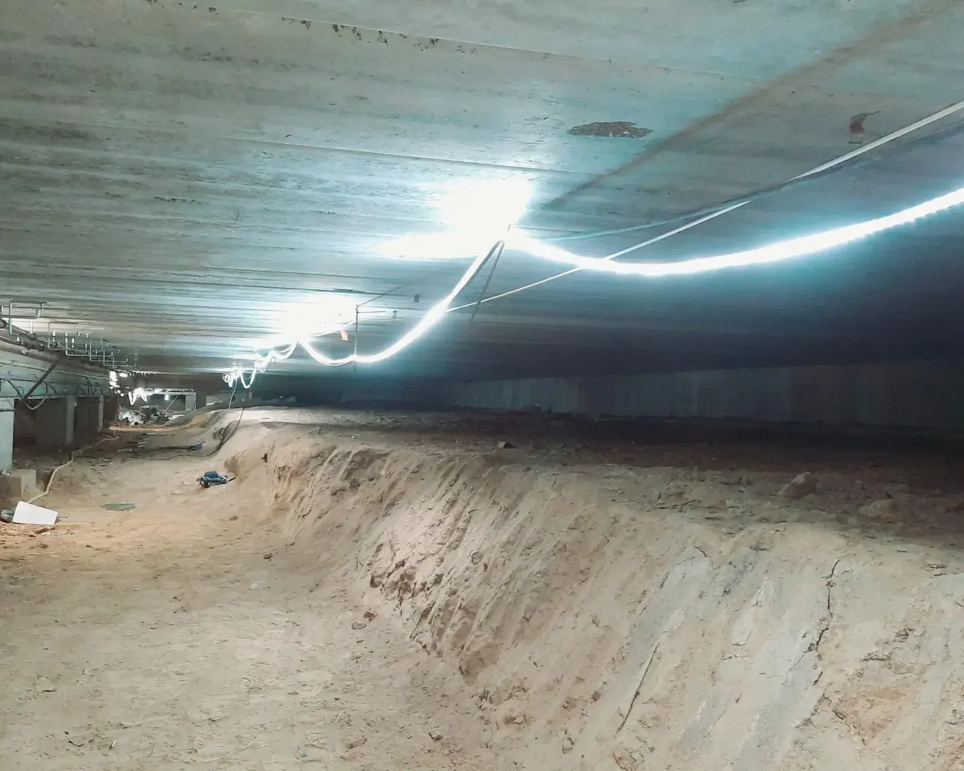 Vue du vide sanitaire avant isolation à Sint-Pieters-Leeuw, éclairage installé pour faciliter l’application de la mousse isolante ICYNENE LITE+.