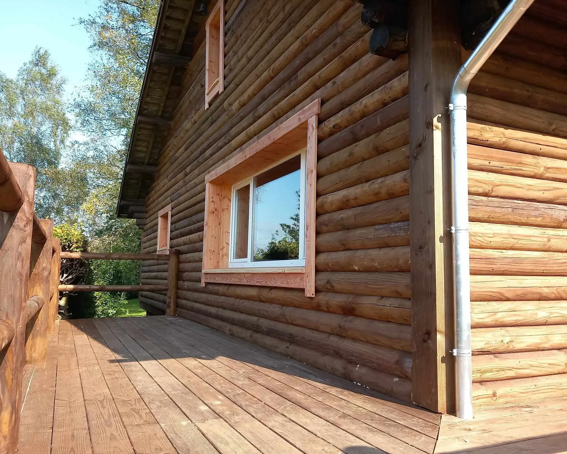 Façade en bois d’un chalet à Francorchamps après isolation extérieure et finition avec nouveaux rondins.