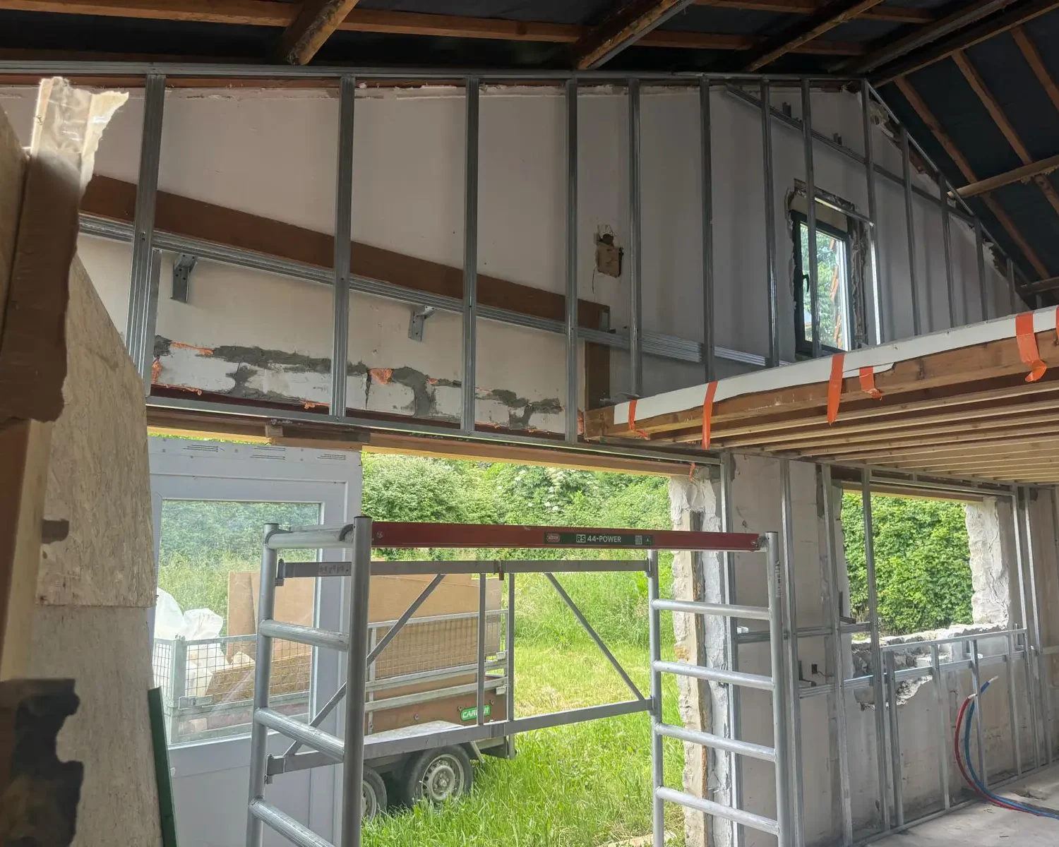 Chantier d’isolation intérieure d’une maison à Jodoigne avec ossature métallique et pare-vapeur en cours d’installation.