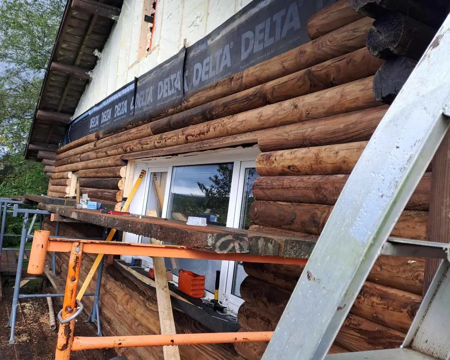 Travaux de finition en bois après isolation extérieure d’un chalet à Francorchamps.