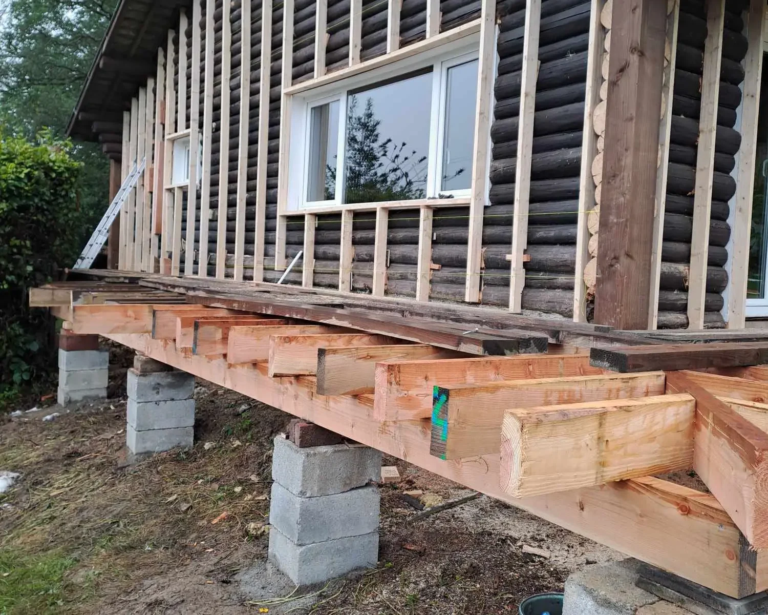 Isolation d’un ancien chalet en bois à Francorchamps, avec structure préparée pour l’application de l’isolant.