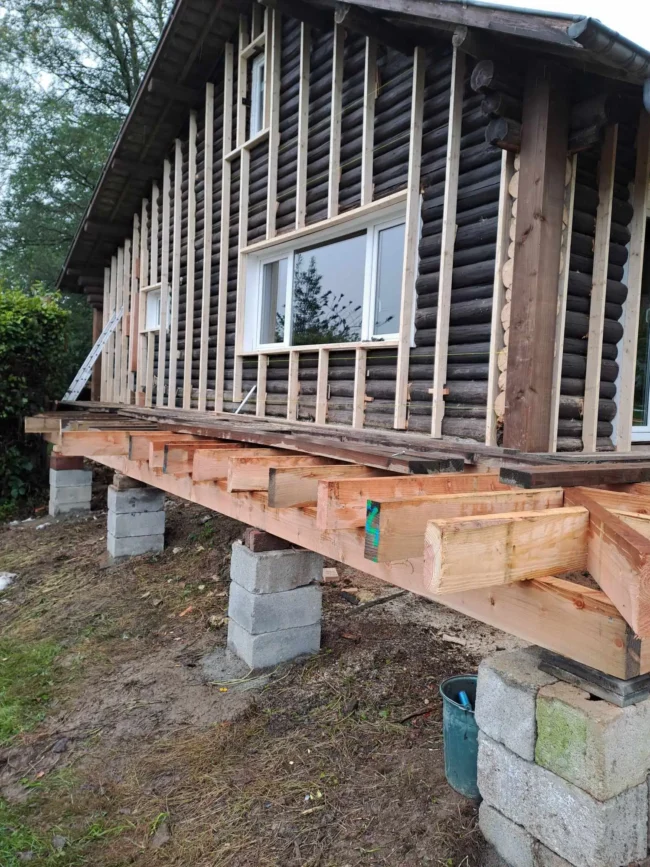 Isolation d’un ancien chalet en bois à Francorchamps, avec structure préparée pour l’application de l’isolant.