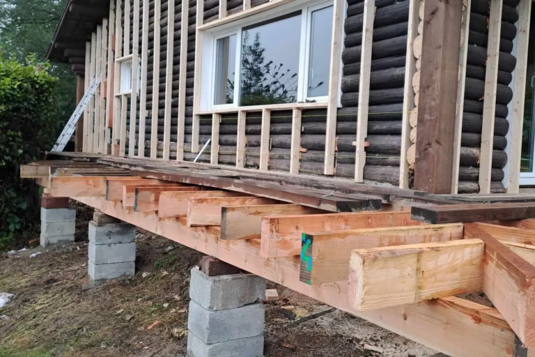 Isolation d’un ancien chalet en bois à Francorchamps, avec structure préparée pour l’application de l’isolant.