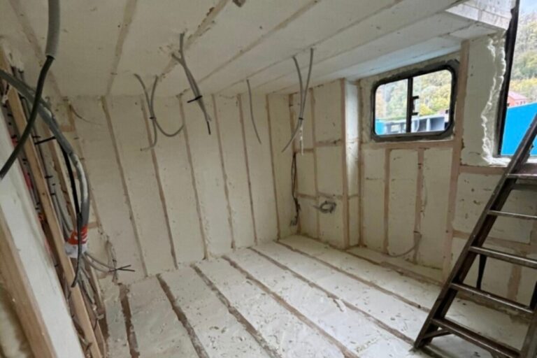 Isolation d'un bateau avec de la mousse polyuréthane