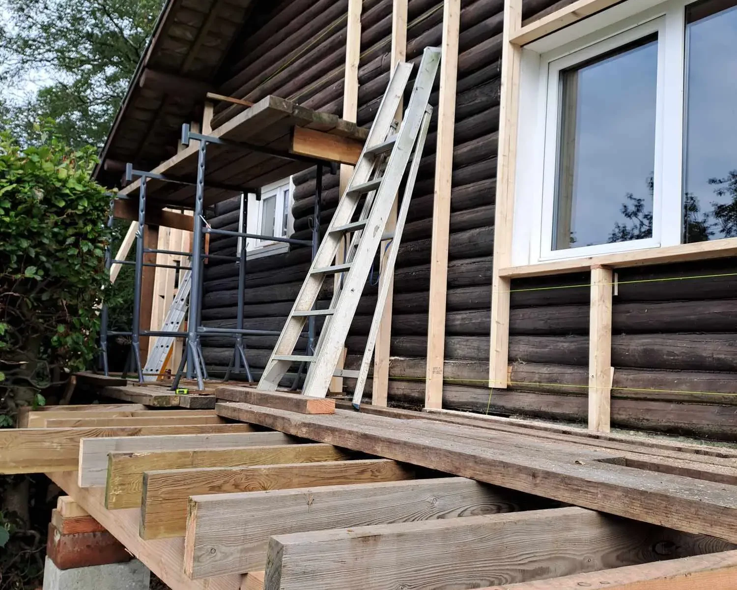 Travaux d’isolation extérieure sur un ancien chalet en bois à Francorchamps, avec préparation de la structure pour l’isolant.
