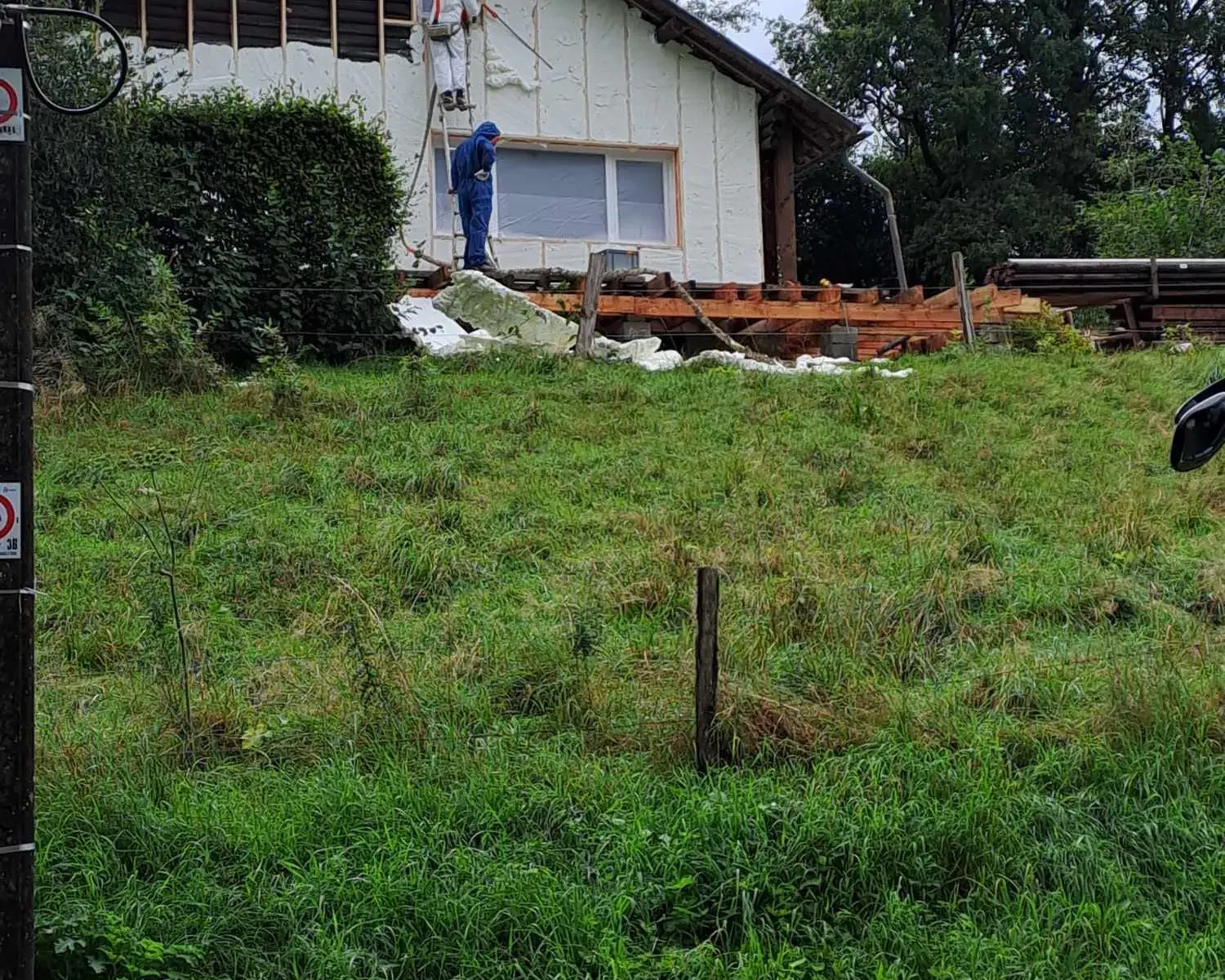 Application de mousse projetée pour l’isolation extérieure d’un chalet en bois à Francorchamps.