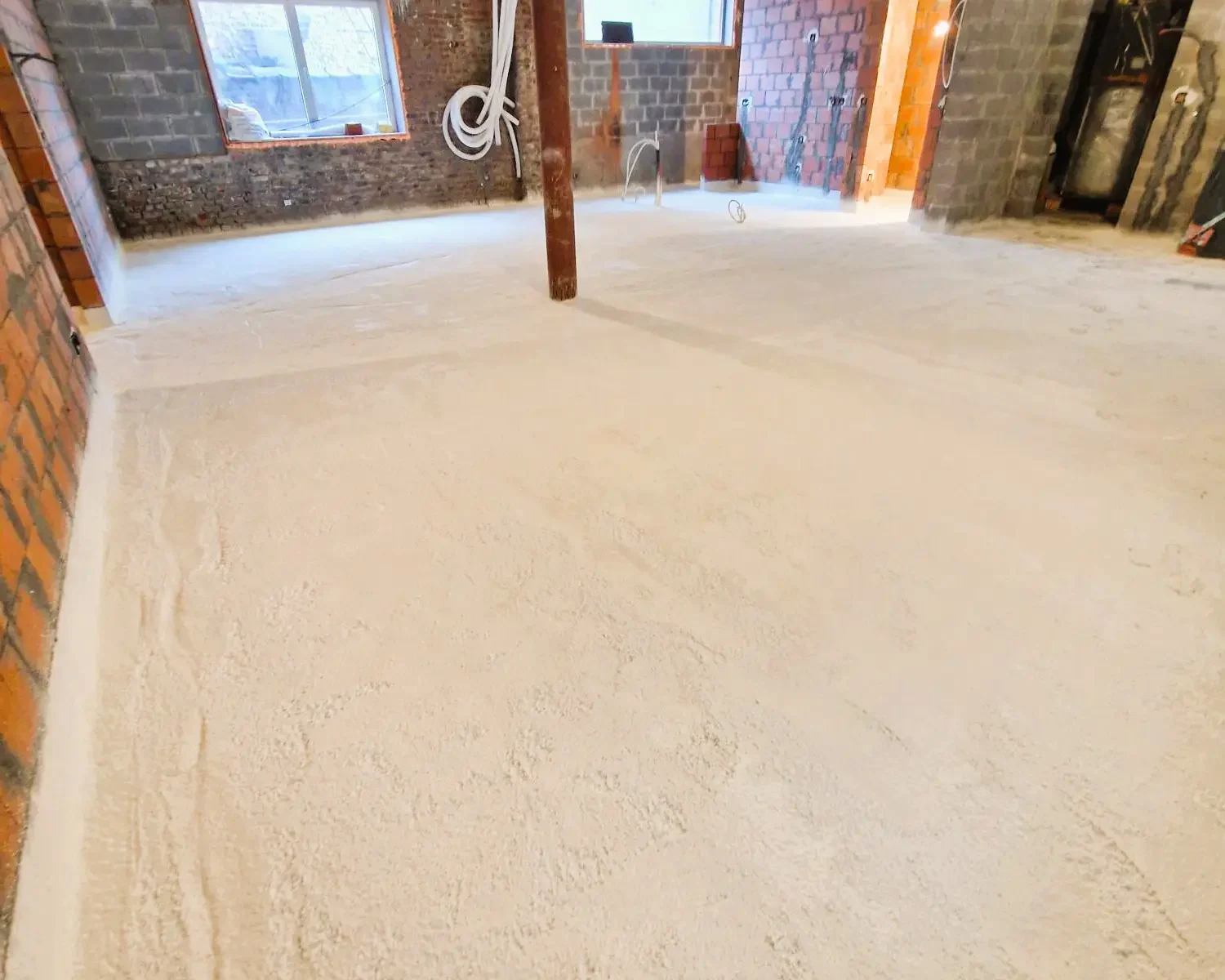Sol isolé avec de la mousse polyuréthane projetée dans un ancien bâtiment industriel à Schaerbeek.