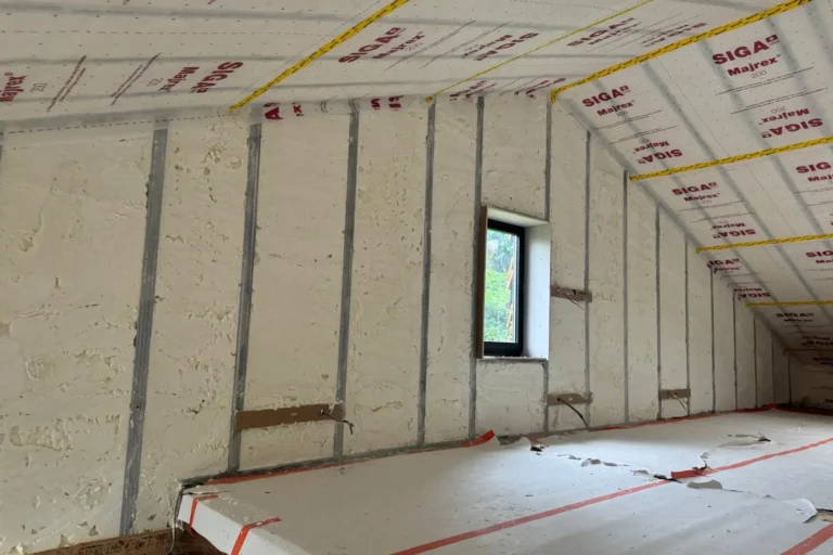 Isolation des murs intérieurs à Jodoigne avec mousse projetée et pare-vapeur pour une performance thermique optimale.