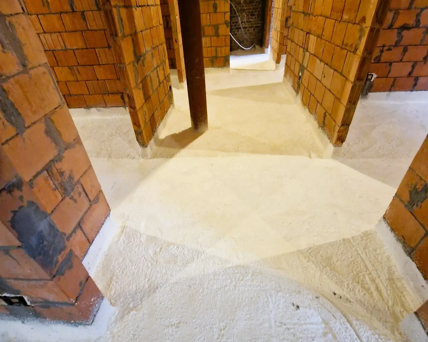 Isolation des sols avec mousse projetée dans une nouvelle habitation à Schaerbeek, optimisant confort thermique et performance énergétique.